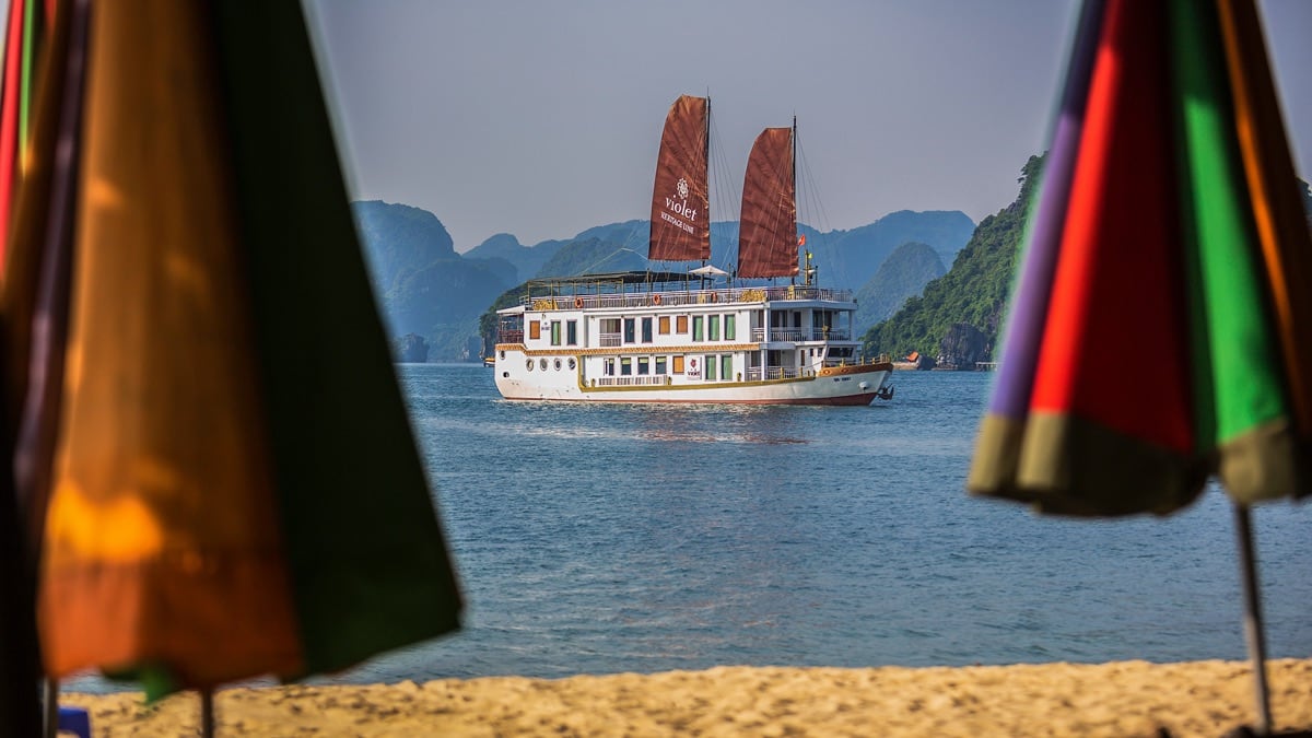 Ban Chan Beach, Bai Tu Long Bay