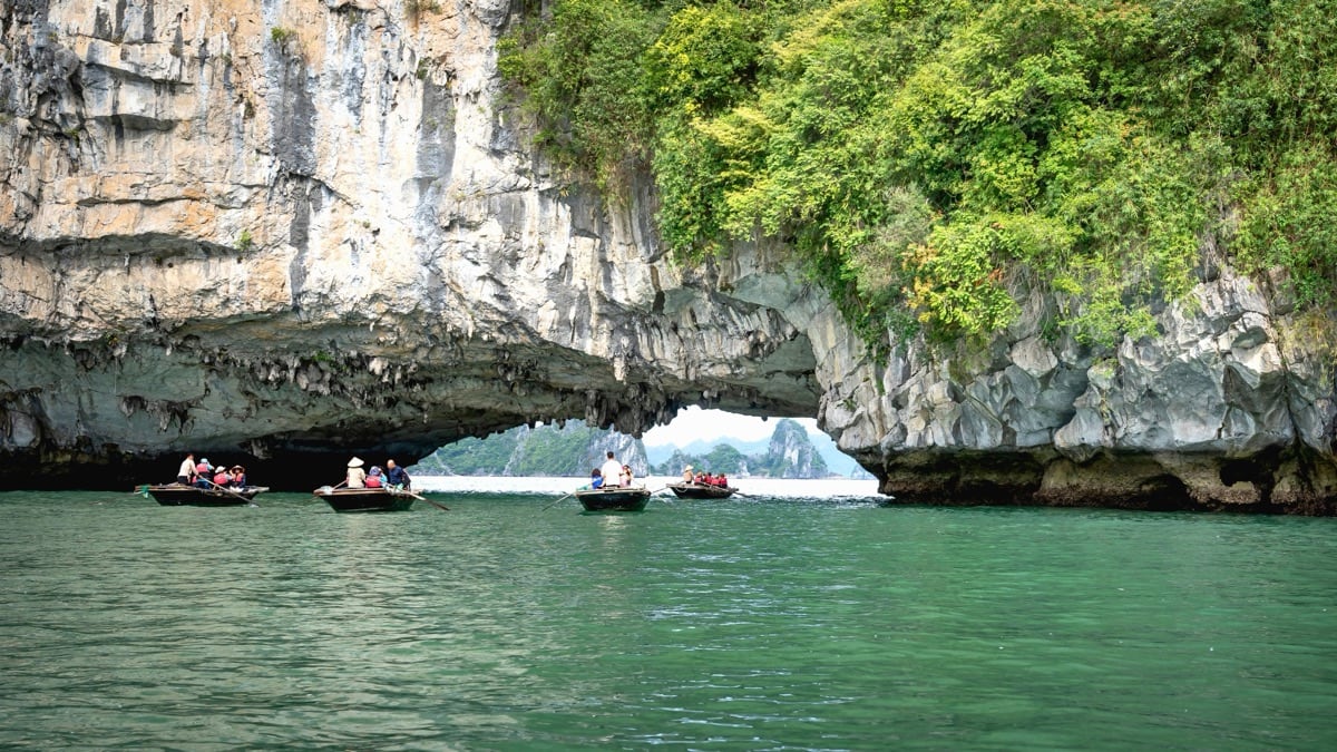 Thien Canh Son Cave, Bai Tu Long Bay