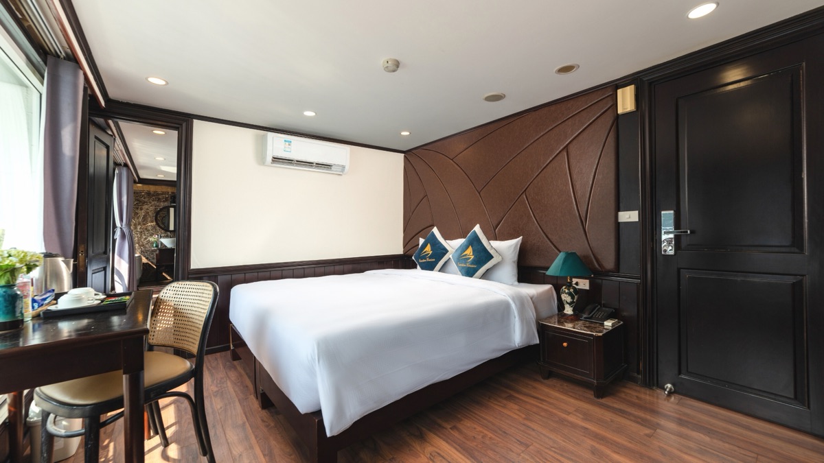 Senior Suite cabin aboard Amanda Cruise