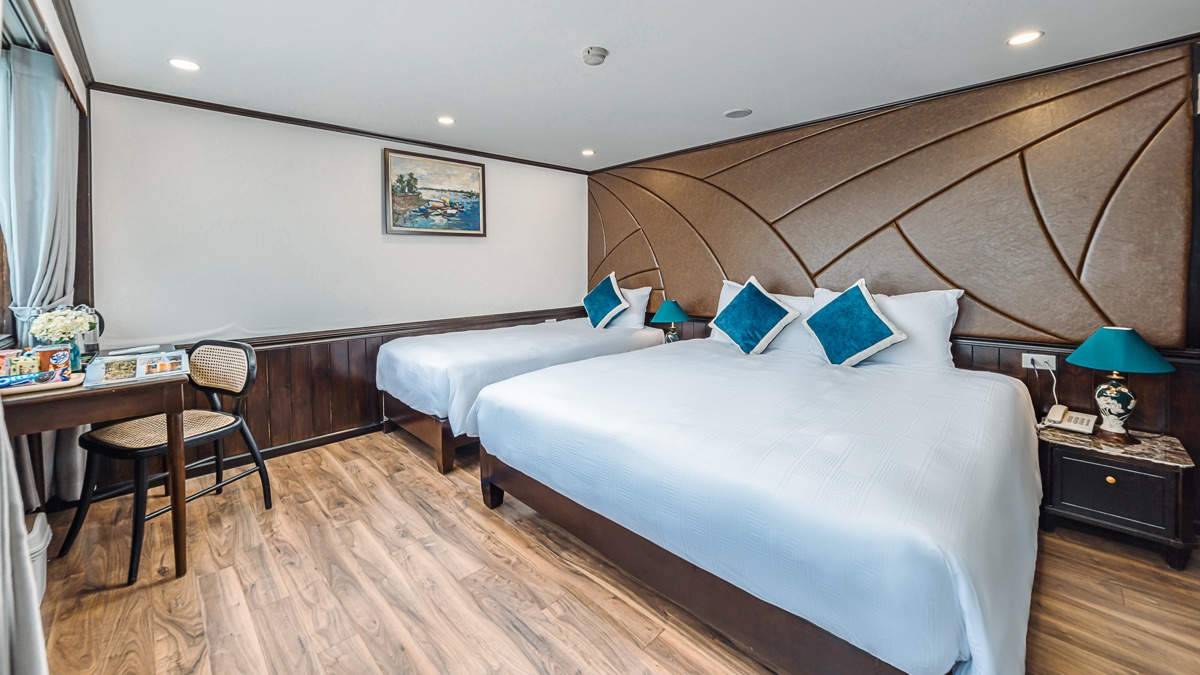 Triple Deluxe Cabin cabin aboard Amanda Cruise
