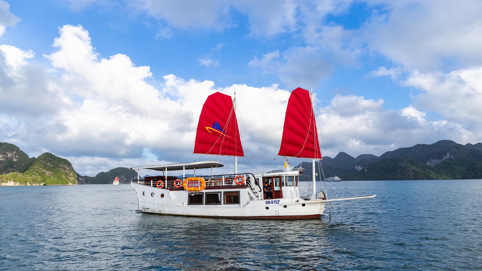 Amazing Sails Explorer cruise in Halong Bay