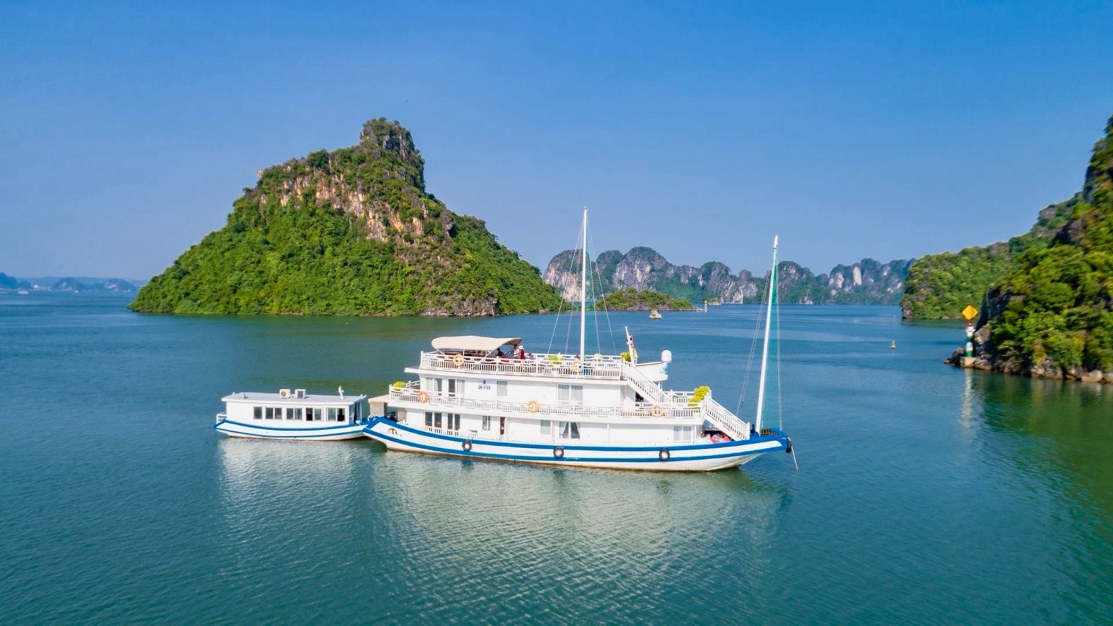 Amazing Sails Gallery cruise in Bai Tu Long Bay