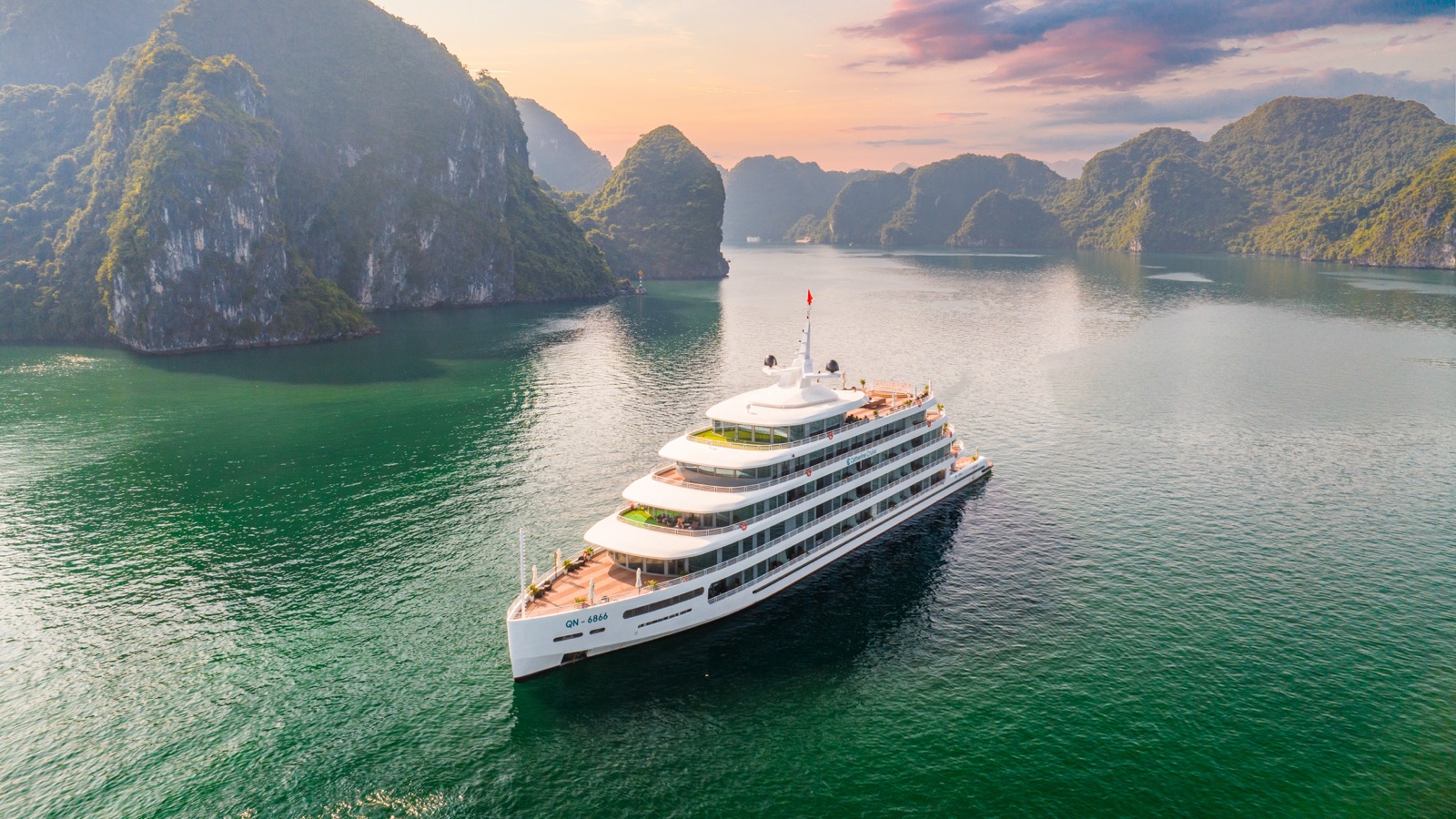 Catherine Cruise in Halong Bay