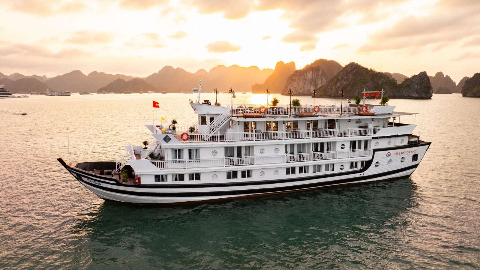 Cozy Bay Cruise in Halong Bay, photo 1 of 34