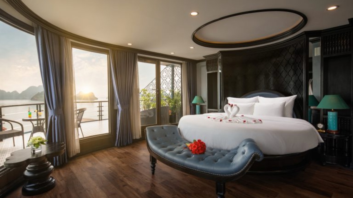 Honeymoon Suite cabin aboard Doris Cruise