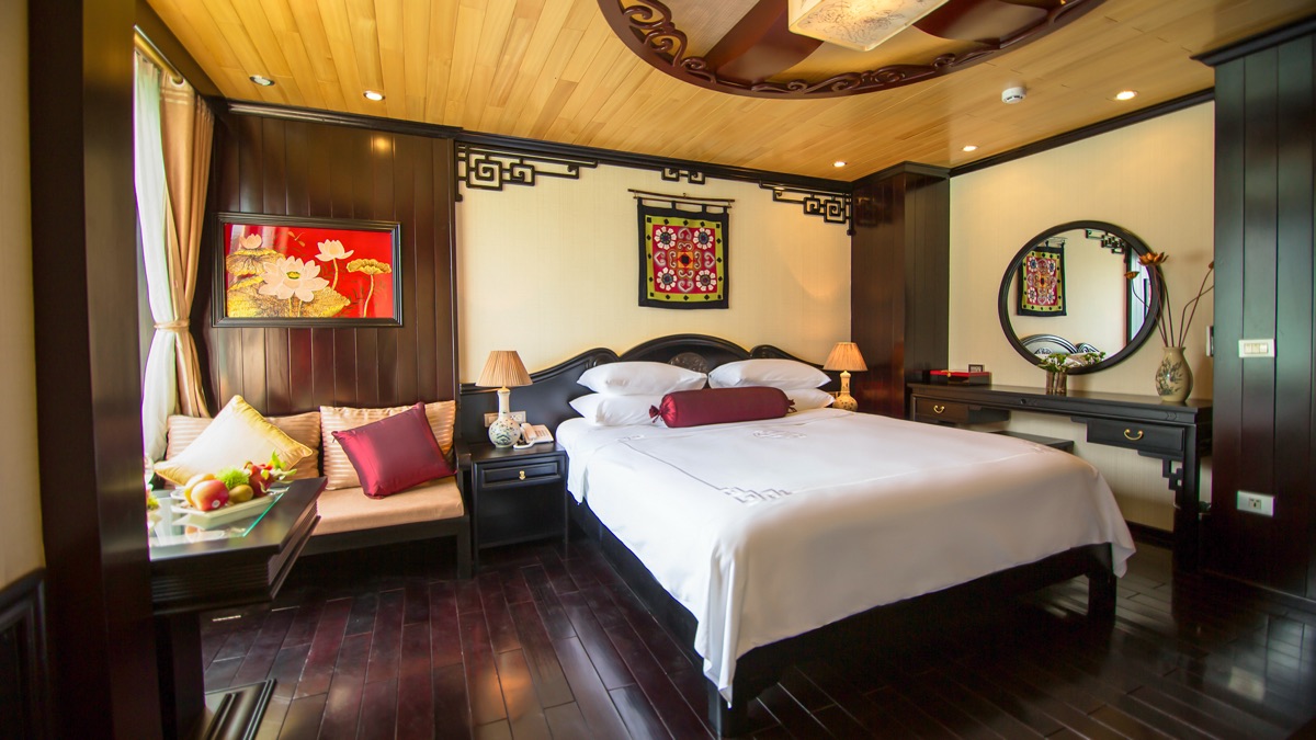Deluxe Cabin cabin aboard Dragon Legend Cruise