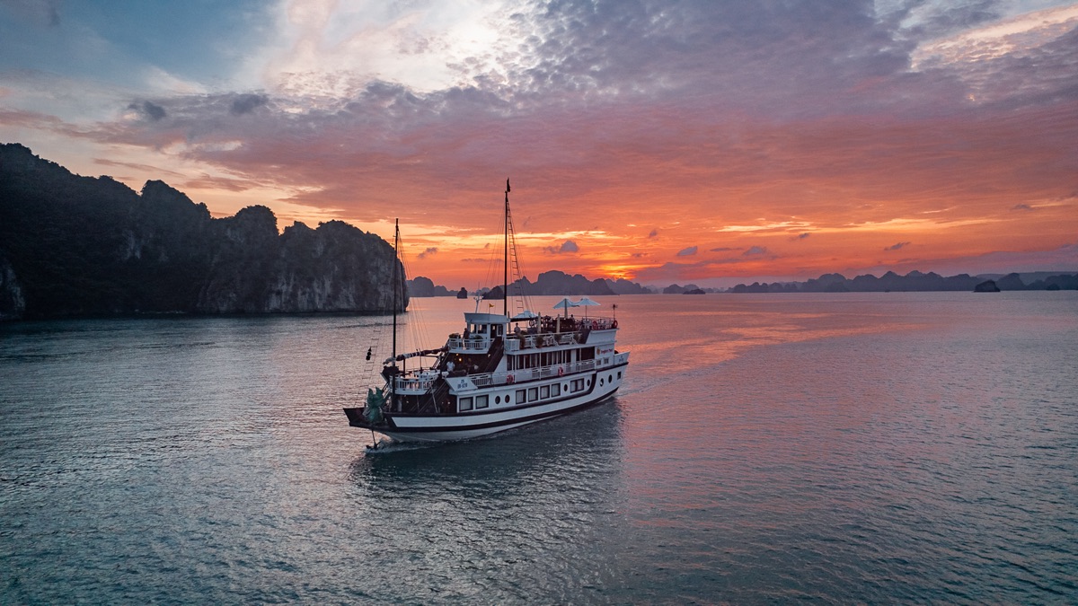 Dragon Pearl Junk cruise in Bai Tu Long Bay, photo 6 of 10