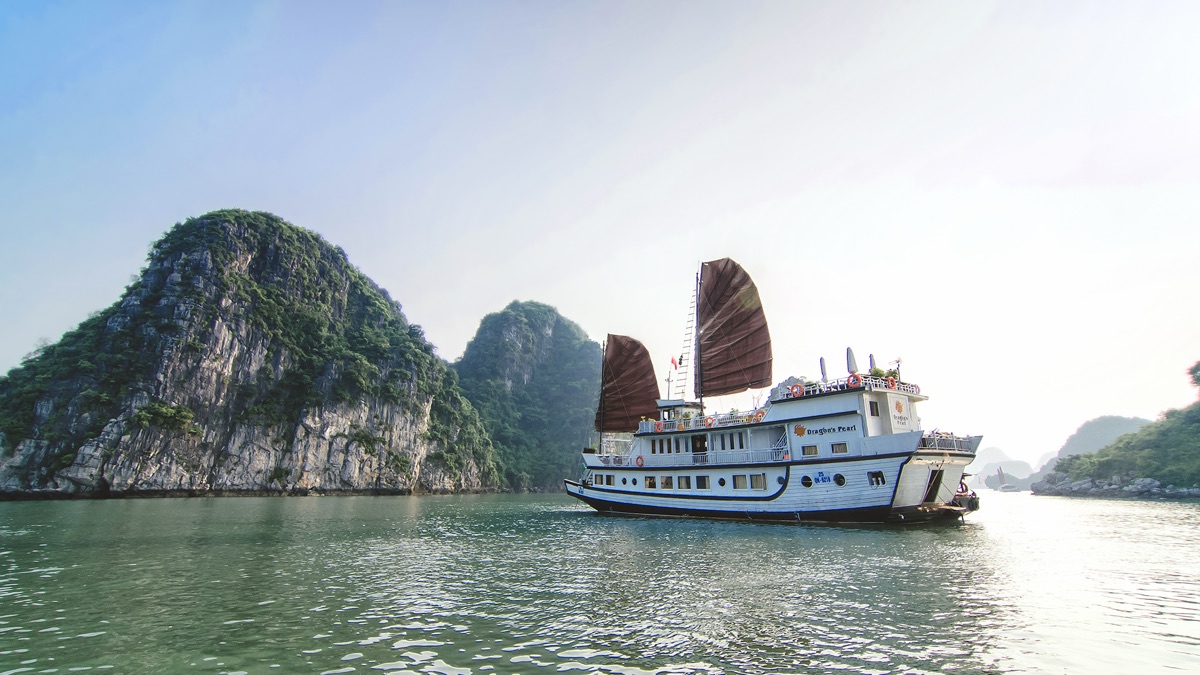 Dragon Pearl Junk cruise in Bai Tu Long Bay, photo 7 of 10
