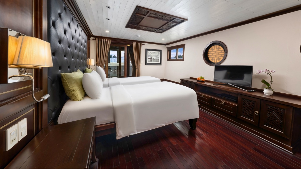 Semi-Balcony Junior cabin aboard Garden Bay Peak Cruise