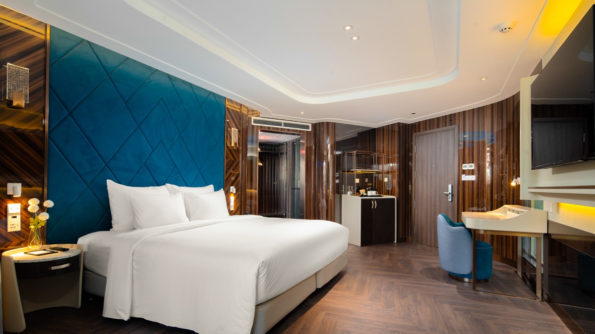 Owner's Suite cabin aboard Grand Pioneers