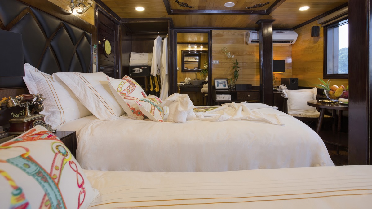 Junior Suite cabin aboard Hera Cruise