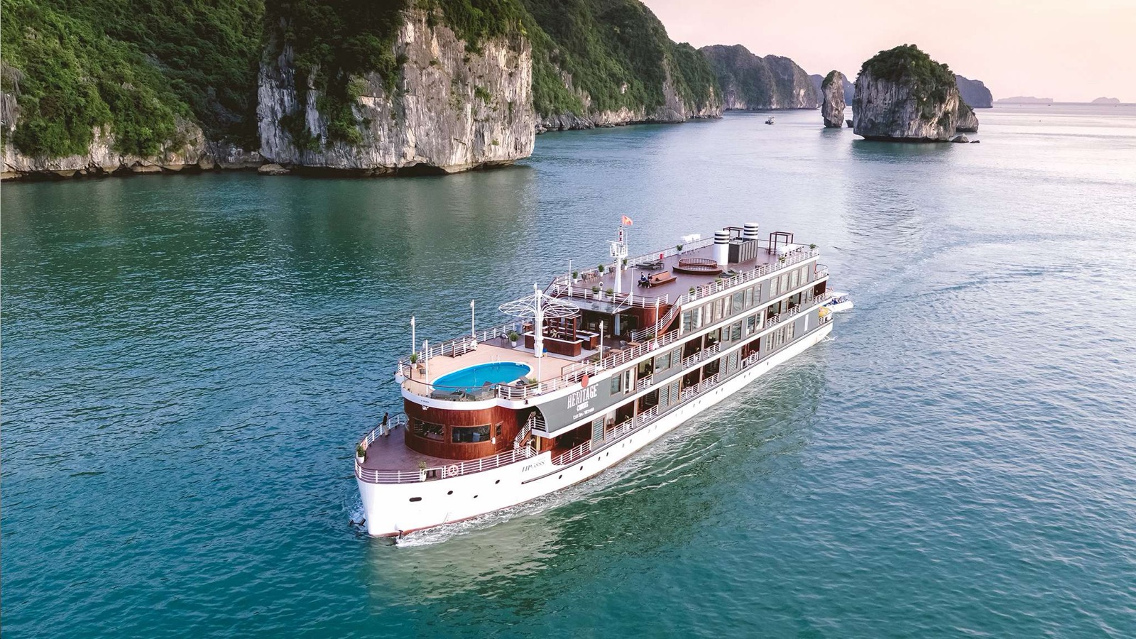 Heritage Binh Chuan cruise in Lan Ha Bay