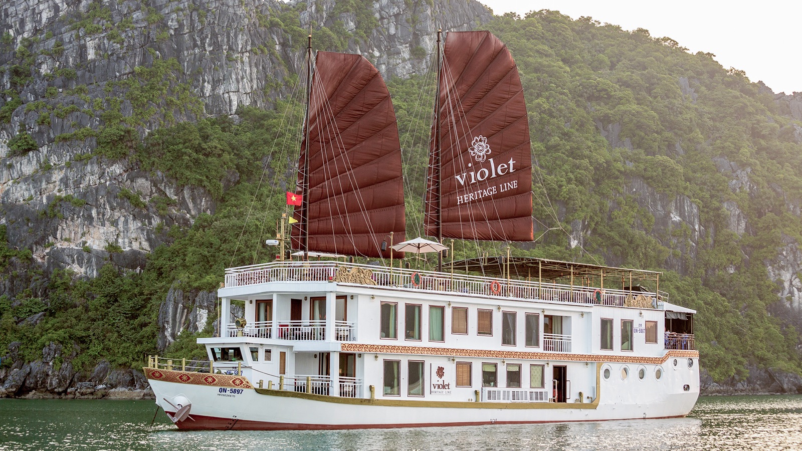 Heritage Line Violet cruise in Bai Tu Long Bay