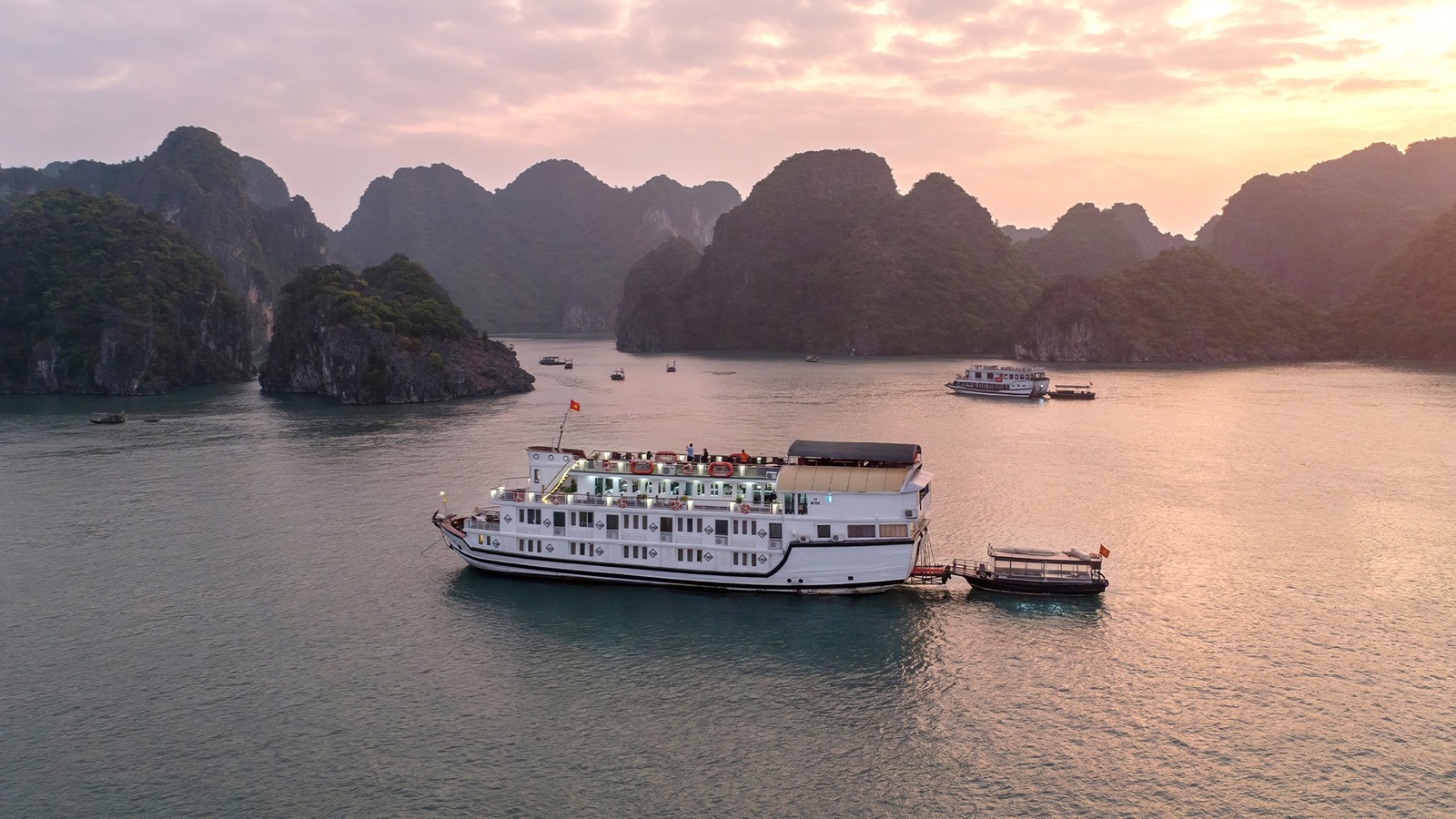 La Regina Classic Cruise in Bai Tu Long Bay