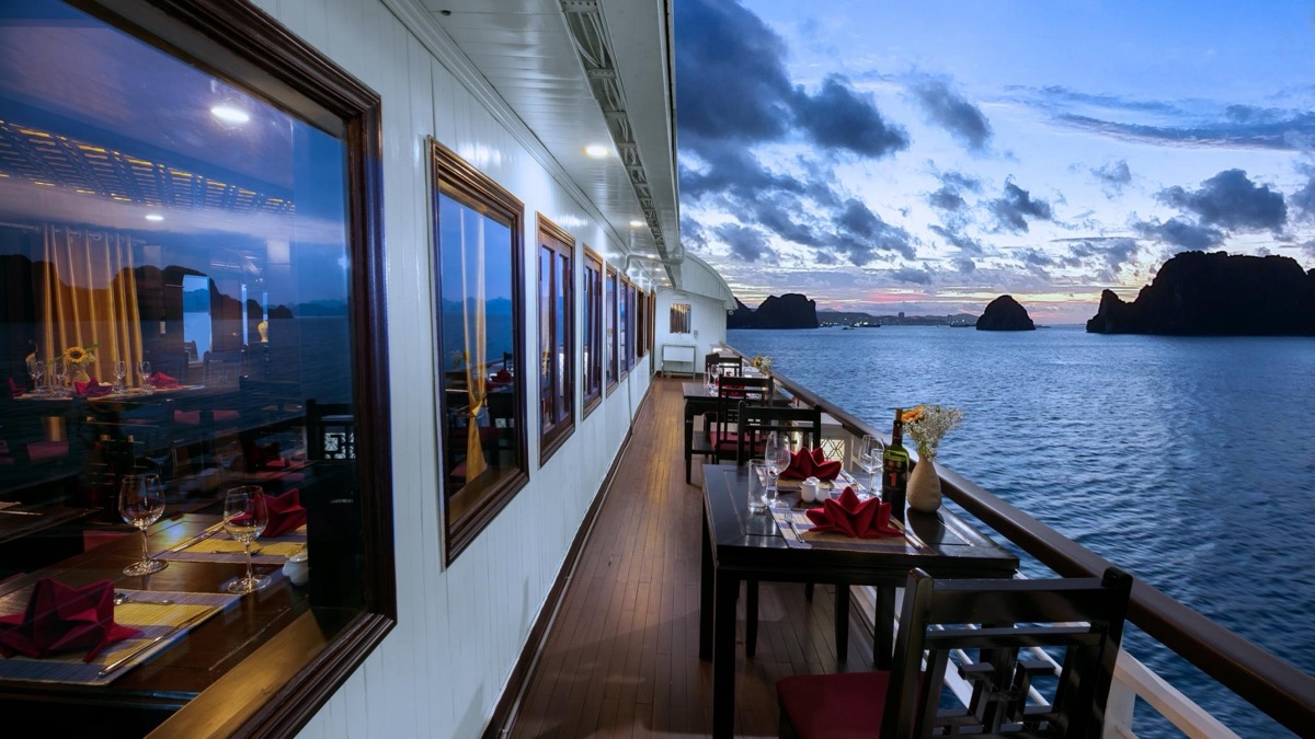 La Regina Classic Cruise in Bai Tu Long Bay, photo 6 of 20