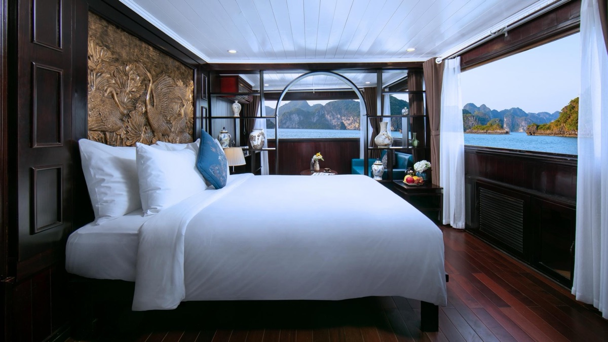 Suite cabin aboard La Regina Classic Cruise