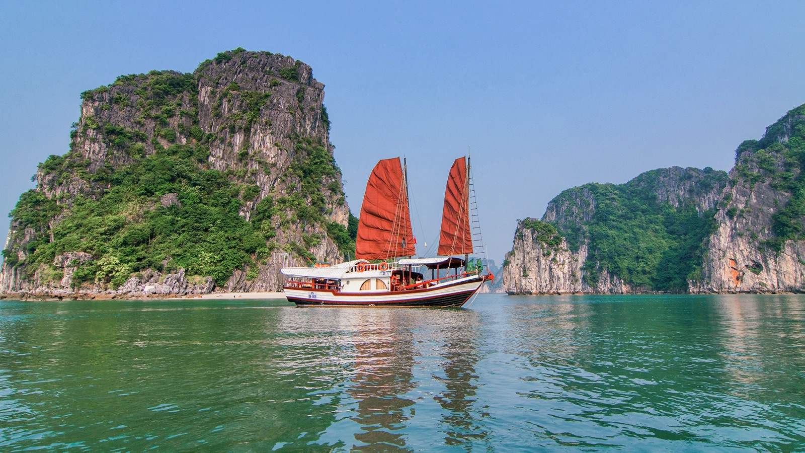 L'Amour Junk cruise in Bai Tu Long Bay