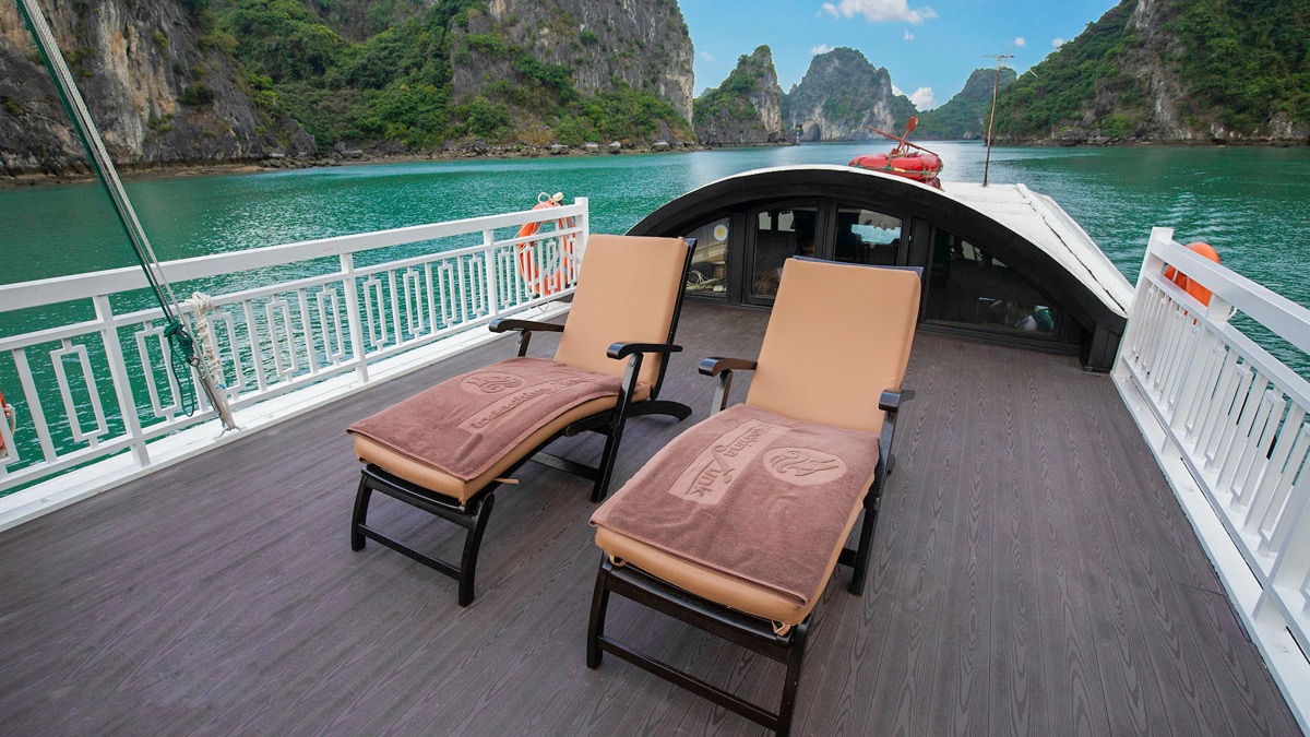 L'Amour Junk cruise in Bai Tu Long Bay, photo 2 of 12
