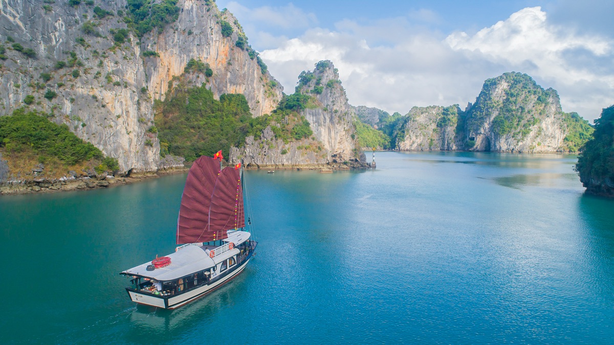 L'Amour Junk cruise in Bai Tu Long Bay, photo 5 of 12