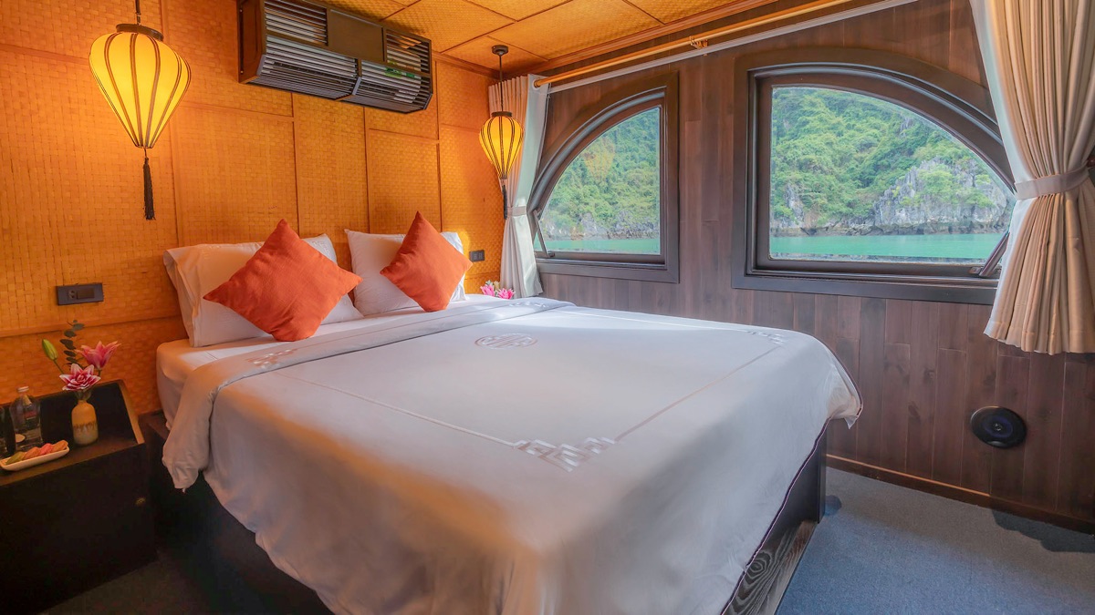 L'Amour Junk cruise in Bai Tu Long Bay, photo 6 of 12