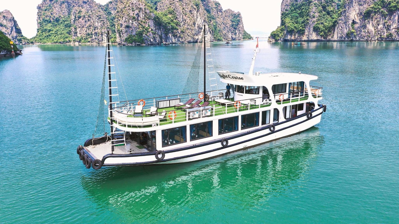 Light Cruise in Halong Bay, photo 1 of 10