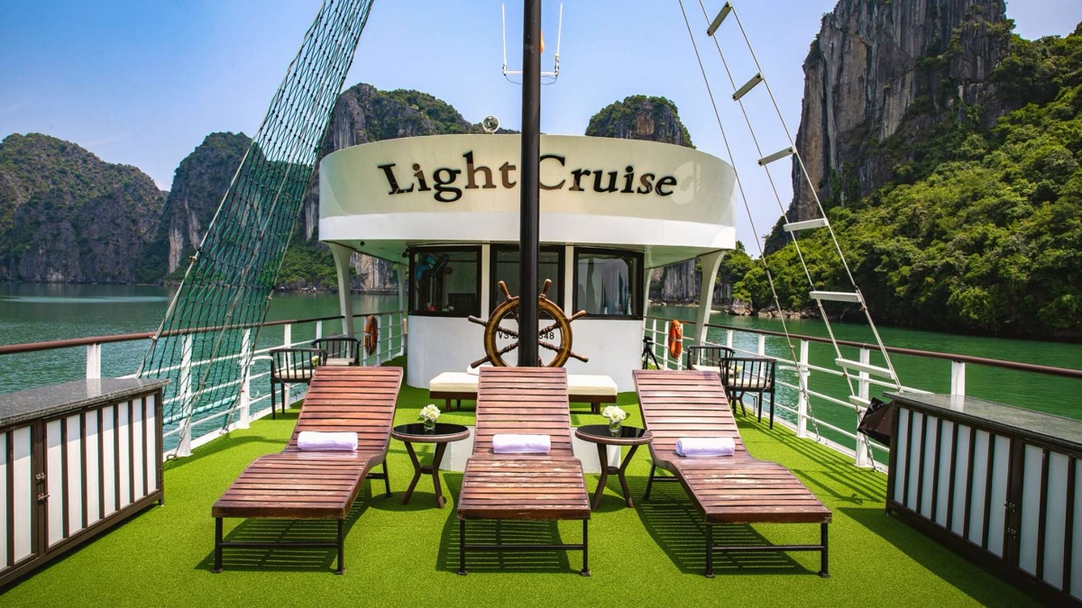 Light Cruise in Halong Bay, photo 2 of 10