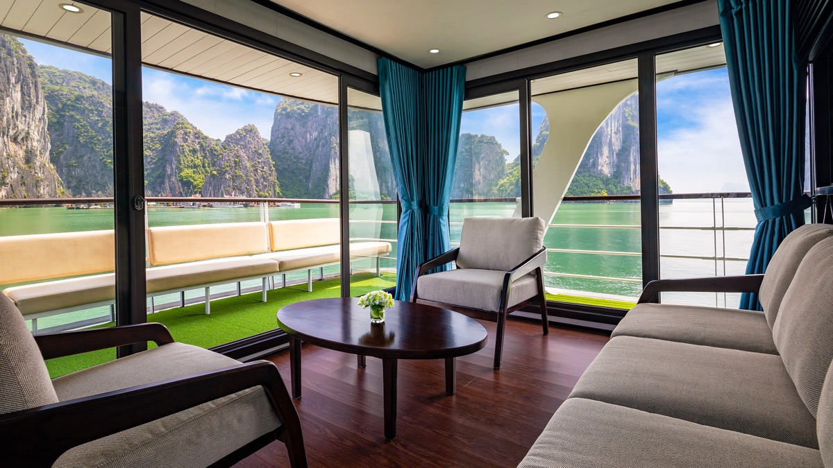 Light Cruise in Halong Bay, photo 3 of 10
