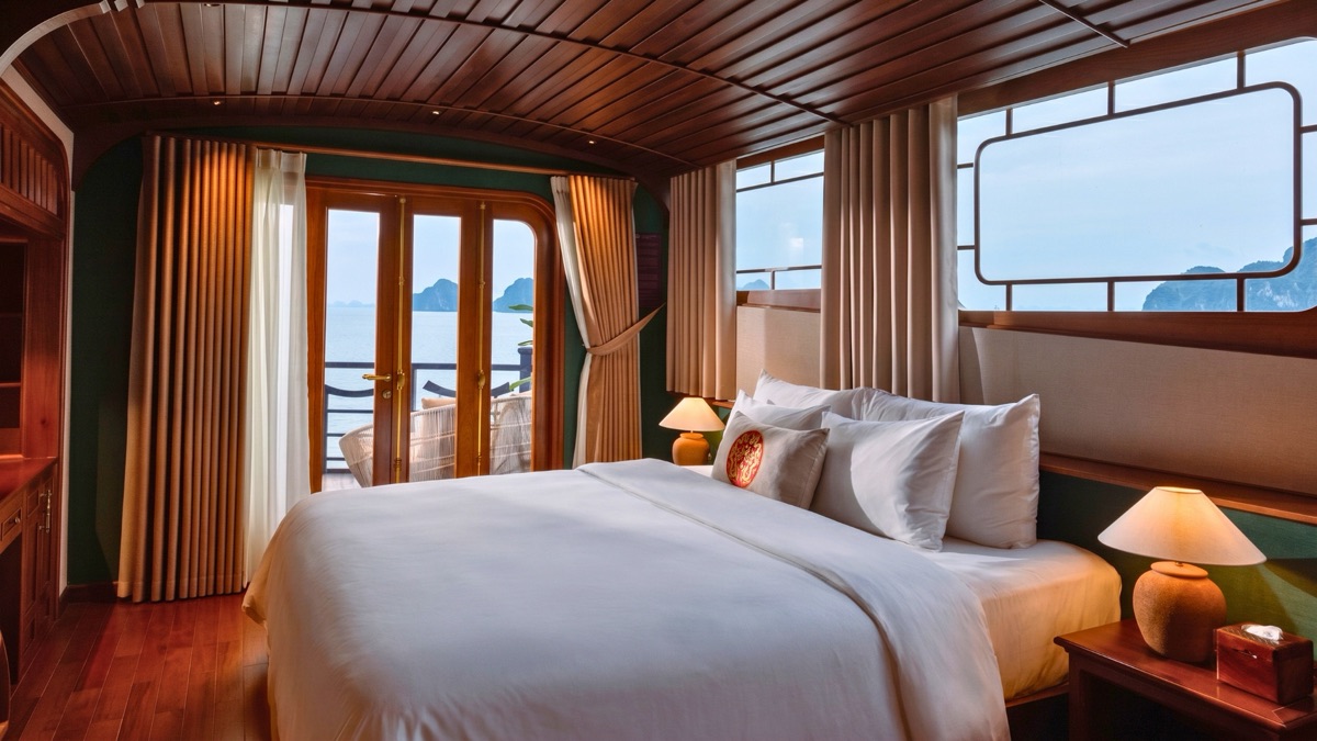 Deluxe Balcony Cabin cabin aboard Red Dragon Junk