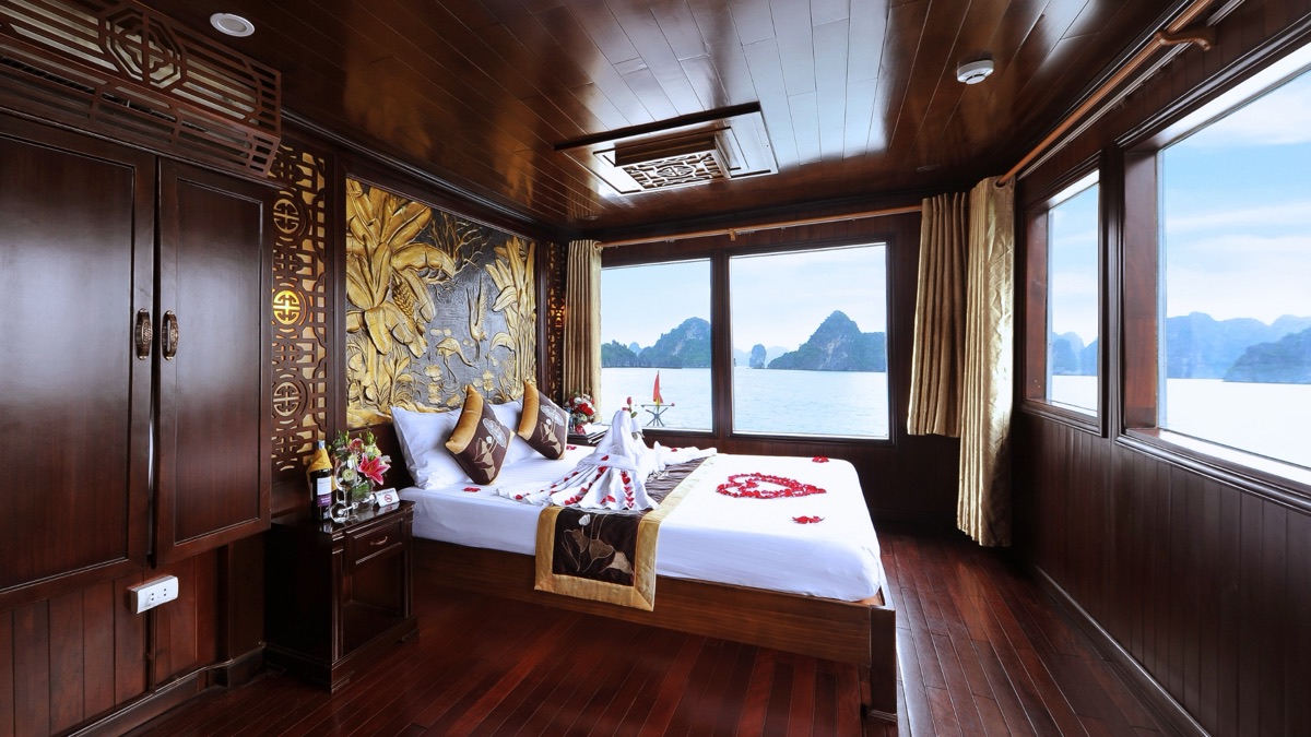 Honeymoon Suite cabin aboard Renea Cruise