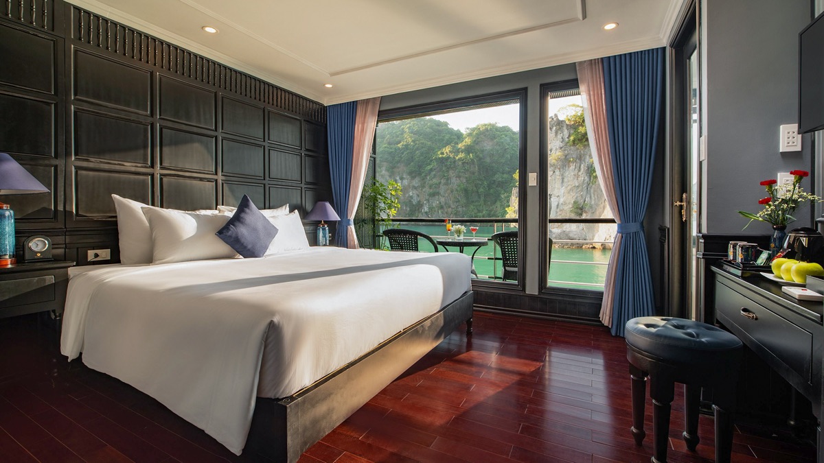 Senior Suite cabin aboard Rosy Cruise