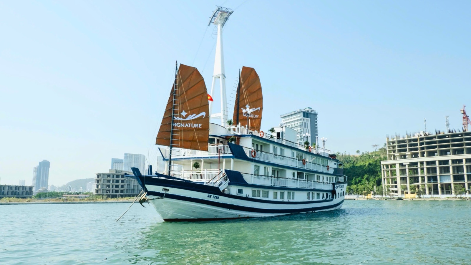Signature Cruise in Bai Tu Long Bay