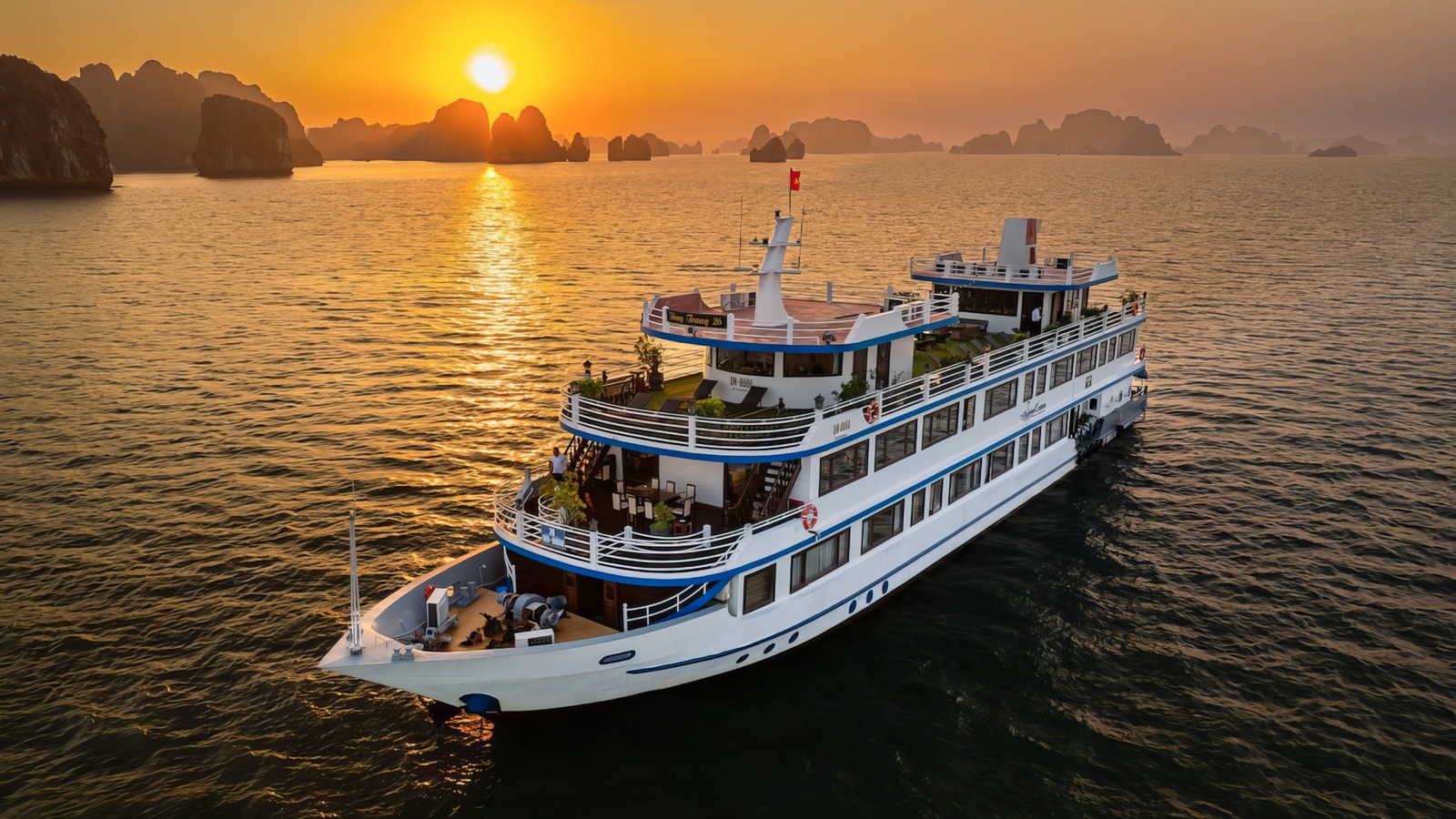 Swan Cruises in Bai Tu Long Bay