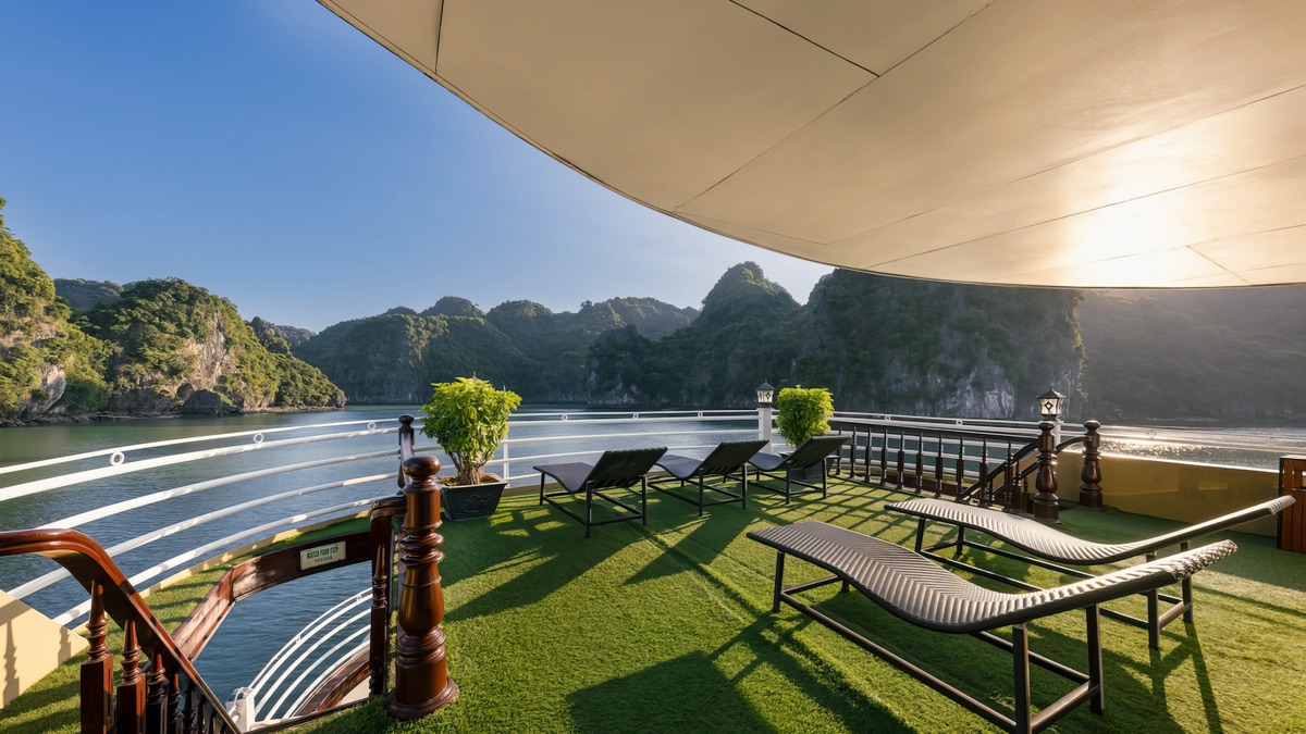 Swan Cruises in Bai Tu Long Bay, photo 2 of 51