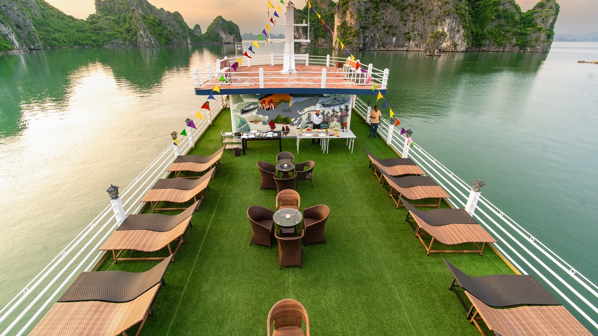 Swan Cruises in Bai Tu Long Bay, photo 4 of 51