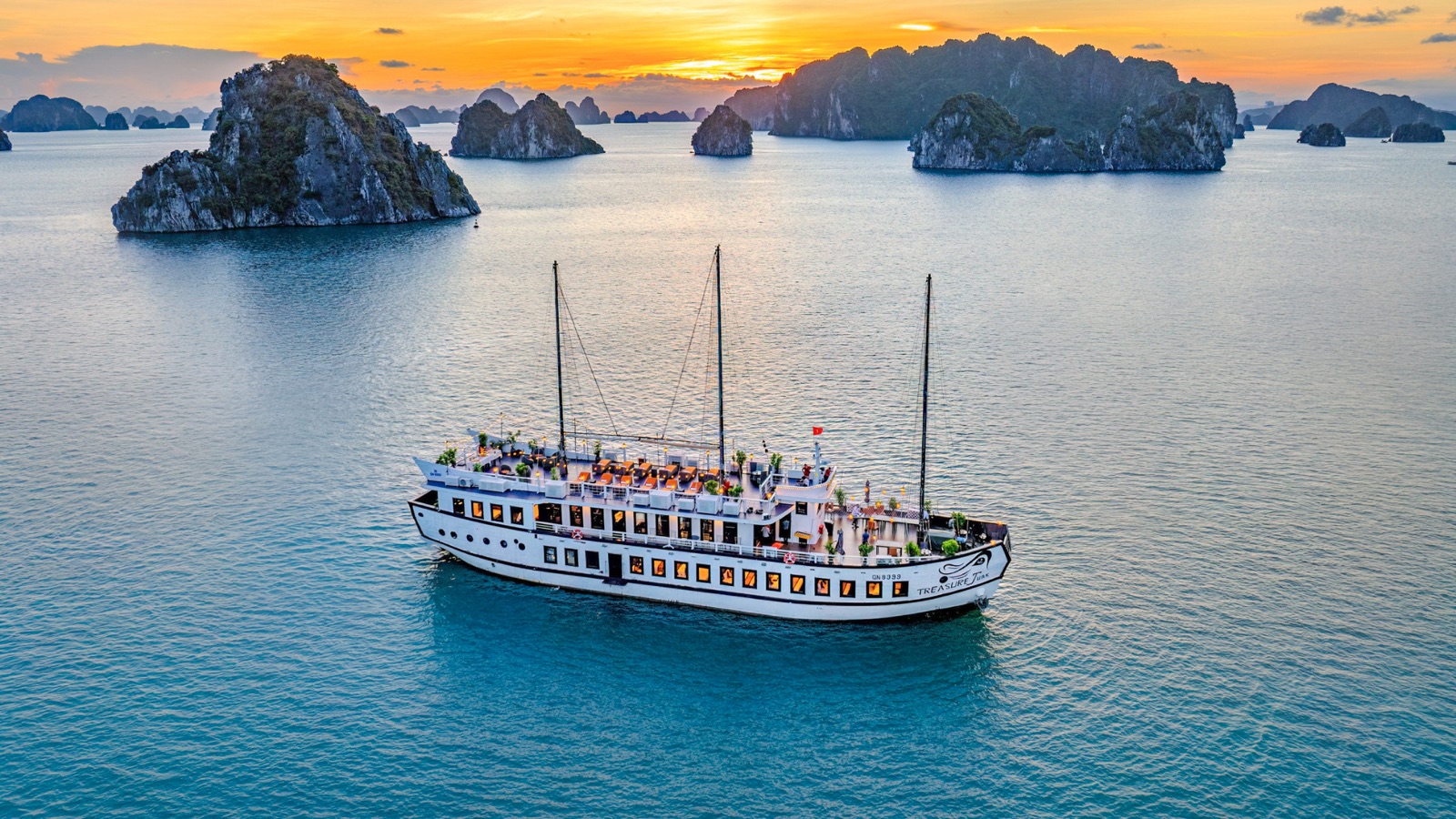 Treasure Junk cruise in Bai Tu Long Bay