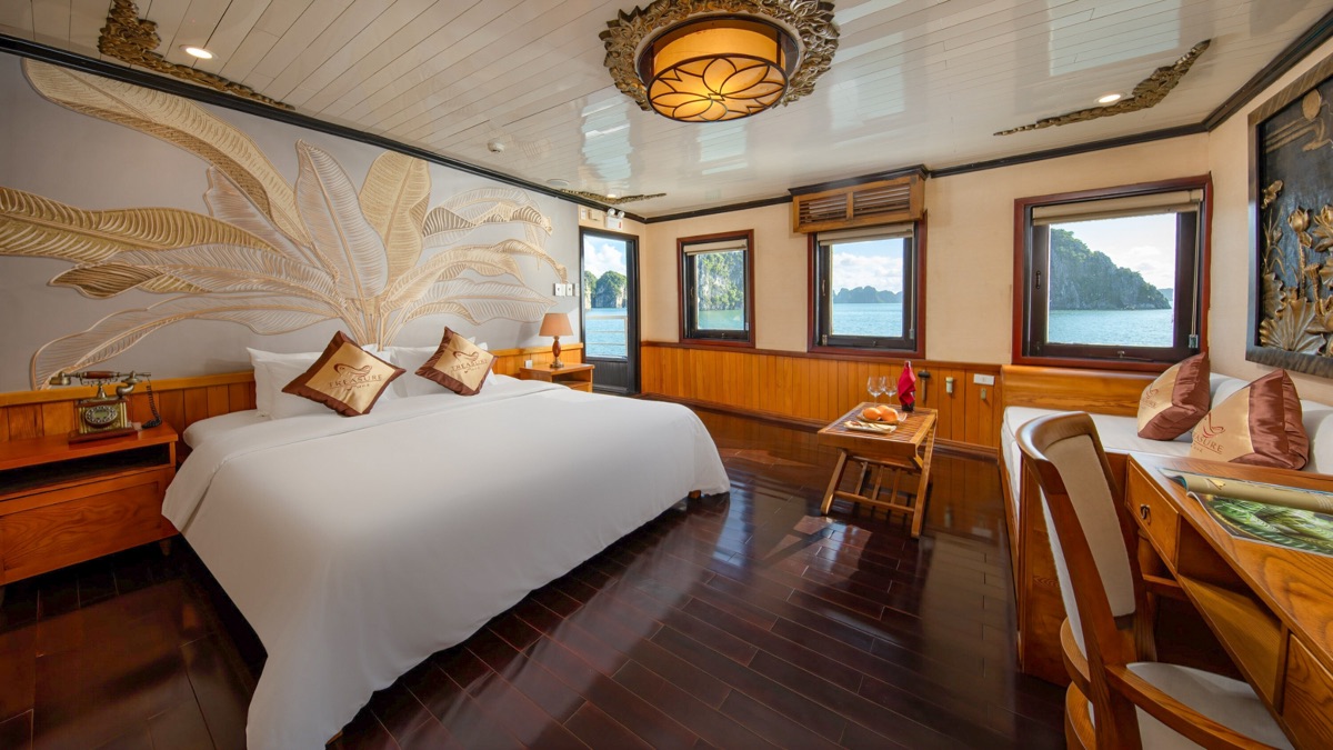 Suite Ocean View cabin aboard Treasure Junk
