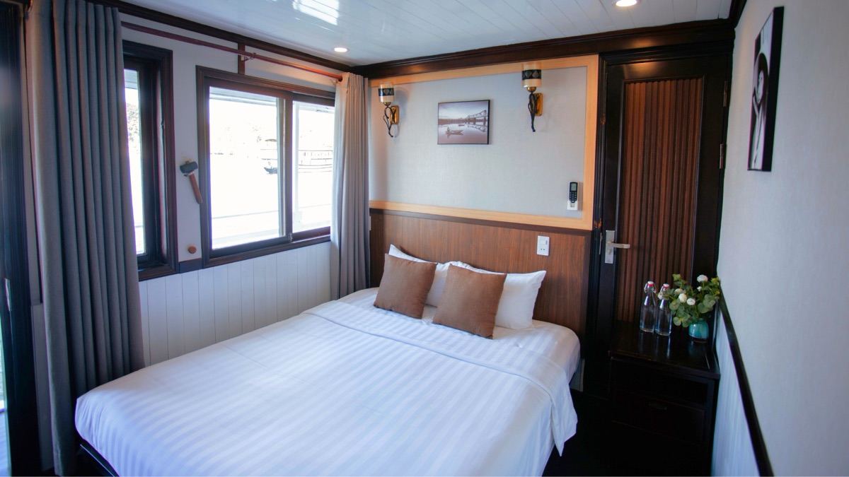 Deluxe Ocean View cabin aboard Viet Sails Cruises
